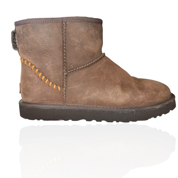 UGG Australia Snow Boots Mens 9 Classic Mini Deco Brown Leather Sherpa 1007194 - Picture 1 of 12